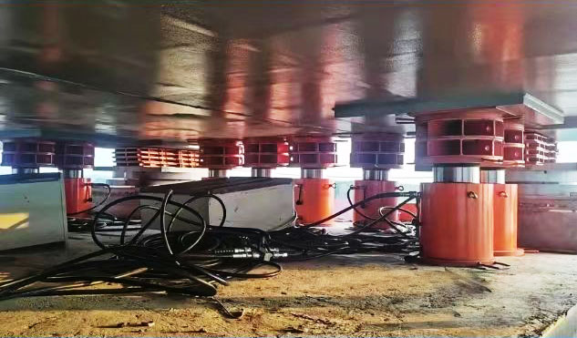 大型设备顶推同步顶升