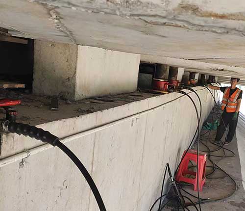 桥梁同步顶升作业